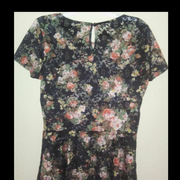 Forever 21 Floral Peplum Top - Picture 2 of 3